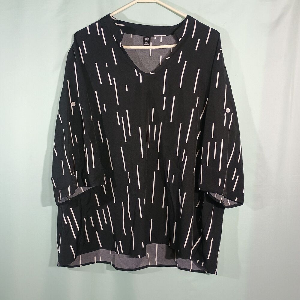 Women’s Black & White Abstract Print Tunic Top – 3/4 Sleeve V-Neck Blouse